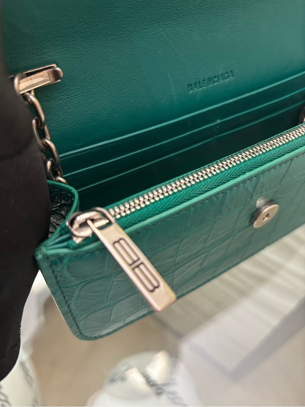 Authentic Balenciaga Gossip Wallet on Chain (WOC) in Jade green - Picture 12 of 15